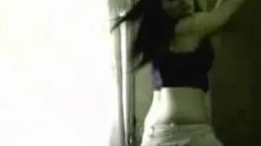 VIDEO DEMENTIAL! O liceanca refuzata la videochat danseaza de nebuna prin casa - Uite cum ii tremura suncile cand danseaza ca o descreierata