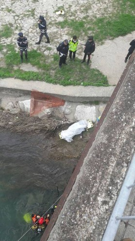 Trei români au murit după ce au căzut cu maşina într-un râu, în nordul Italiei. (Sursă foto: lanazione.it)