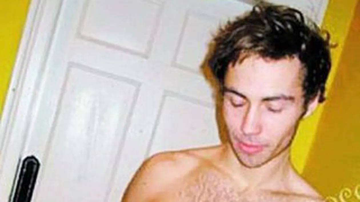 Fratele printesei isi verifica bijuteriile