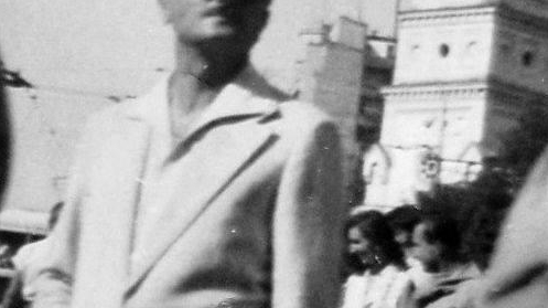Nu ai fi ghicit niciodată cine e bărbatul cool din această fotografie! Arsenie Boca, într-o ipostază inedită
