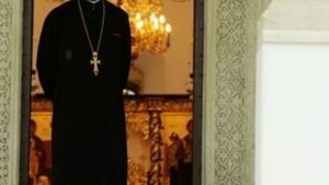 Fals preot din Galați, cercetat pentru înșelăciune. Câți bani a strâns după ce a escrocat zeci de credincioși