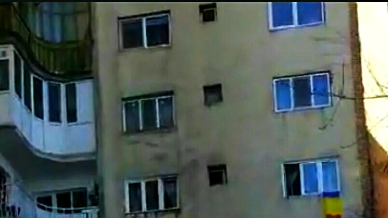 O femeie s-a prăbușit de la etajul 3 al unui bloc din Târgoviște. Medicii nu au mai putut să o salveze