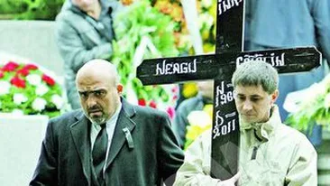 Prietenii muzicieni l-au condus pe ultimul drum pe Tobi Neagu: Acolo, sus, Catalin plange!