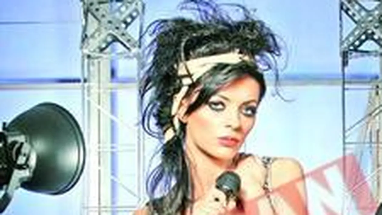 Cosmina Pasarin il paraseste pe DJ Pagal