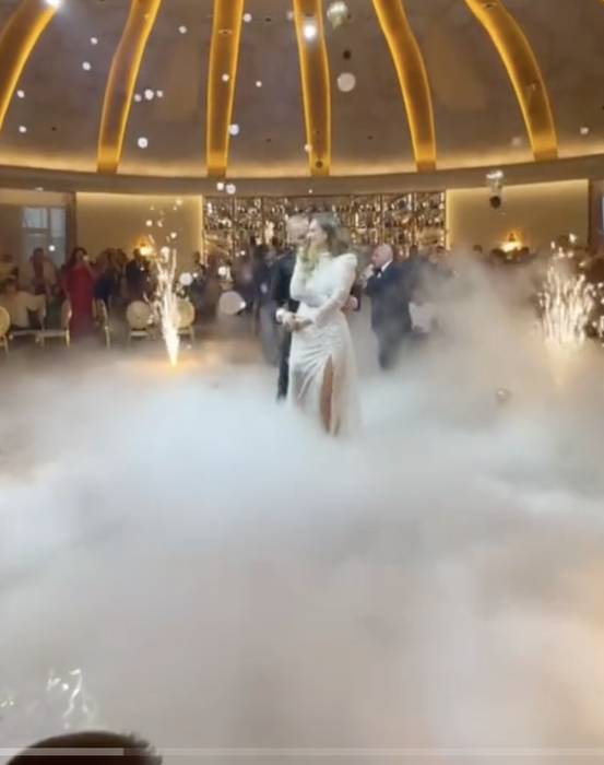 Ce mamă are Livian Pop! Soția lui Nelson Mondialu’ a atras toate privirile la nunta fiului ei. VIDEO