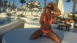 Sanziana Buruiana a innebunit barbatii de pe o plaja din Spania. A facut o adevarata parada a moda a costumelor de baie