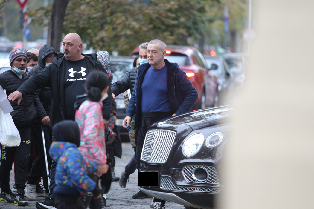 GiGi Becali, baie de mulțime, fără mască de protecție