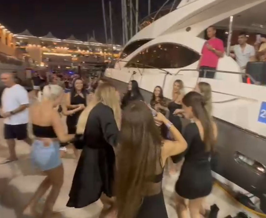 România e prezentă la CM din Qatar! Mai multe “bunăciuni” au făcut senzație, lângă un yacht, și au atras privirile tuturor | VIDEO