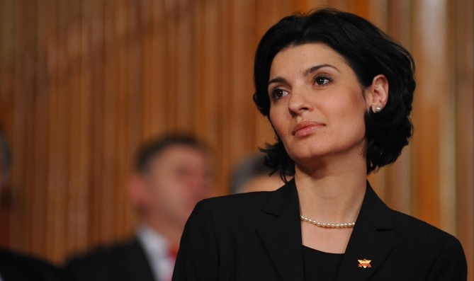 Lavinia Șandru a dat reflectoarele TV pe cele ale teatrului Excelsior: joacă rolul Doamnei Clara