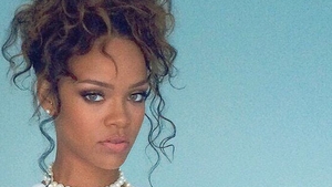 RIHANNA nu mai arată aşa cum a ştiai tu. Artista s-a vopsit....