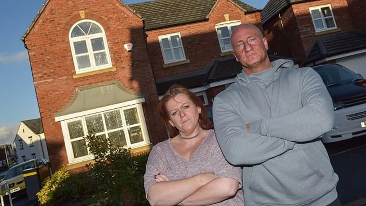 Au cumparat casa mult dorita si s-au mutat imediat! Dupa nici un an de convietuire in ea, acest cuplu a inlemnit cand a vazut ce se afla ingropat in gradina vilei. Mirosul era unul insuportabil