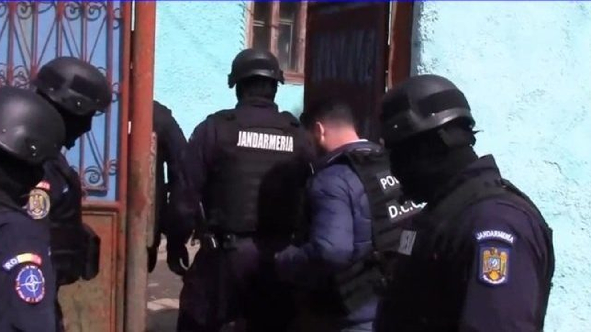 Doi jandarmi din Brașov, loviți în timp ce încătușau 3 indivizi care atacau trecătorii de pe o stradă