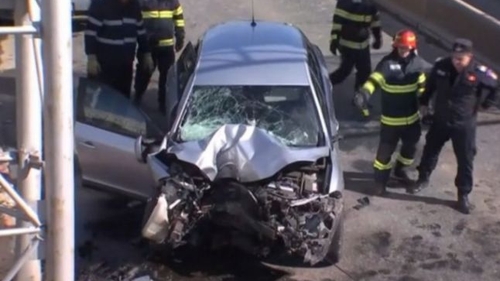 Se întâmplă în România! Un șofer ar fi intrat intenționat cu mașina într-un cap de pod, ca să își ucidă fosta soție