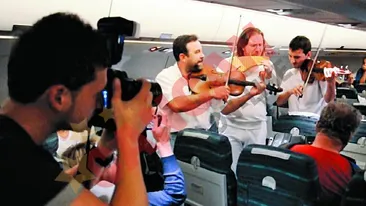 Le-a cantat pasagerilor la 10.000 de metri