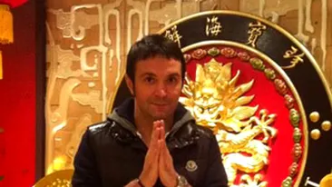 VIDEO A ramas fara bani in vacanta? Daniel buzdugan canta la metroul din Hong Kong!