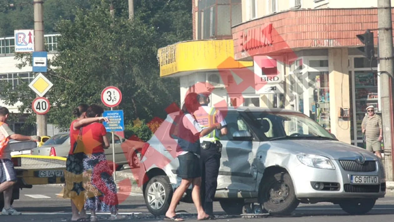 VIDEO Doua şoferiţe au vazut verde in faţa ochilor dupa ce s-au busit serios