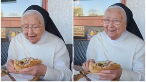 O călugăriță de 92 de ani a mâncat primul kebap din viața ei. Imagini virale!