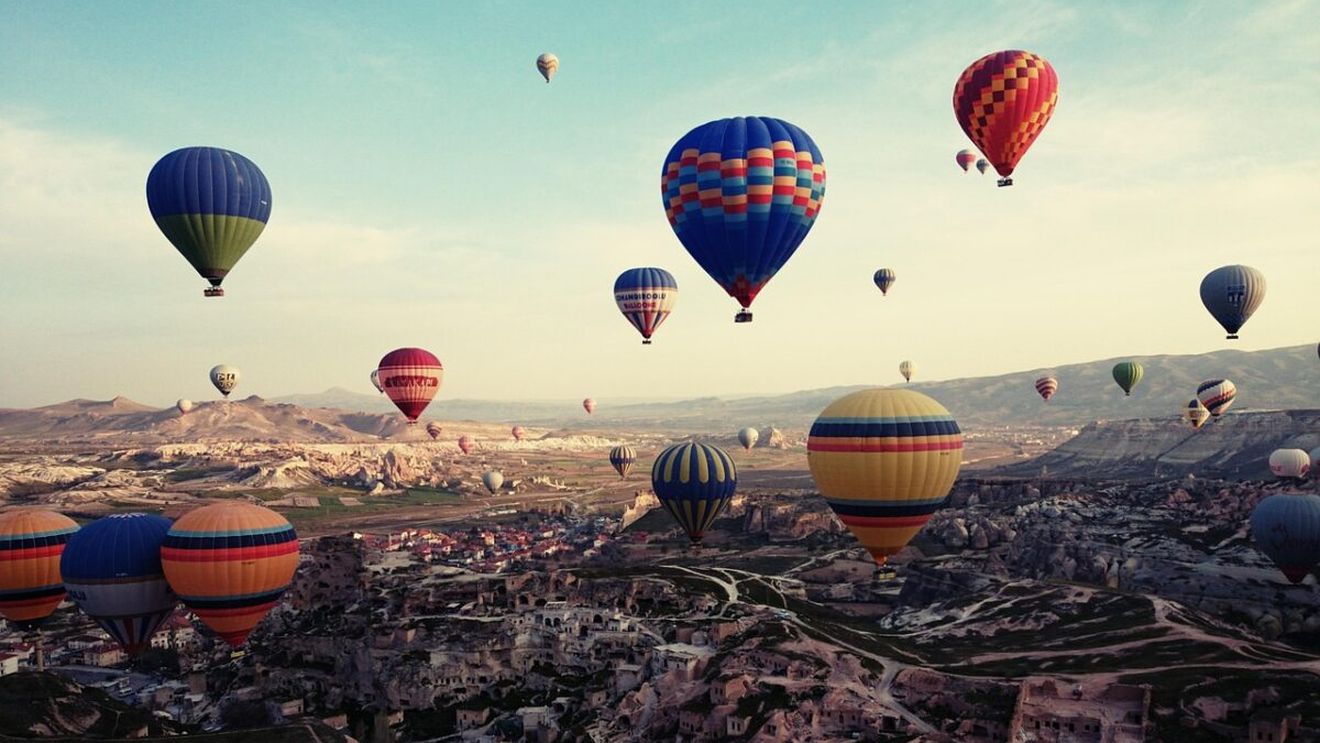 Tragedie în faimoasa Cappadocia! Două baloane cu aer cald s-au prăbușit. O persoană a murit, iar 31 au fost rănite