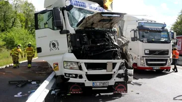 Doi șoferi români de tir au fost implicați într-un accident violent în Franța. Camioanele s-au făcut praf