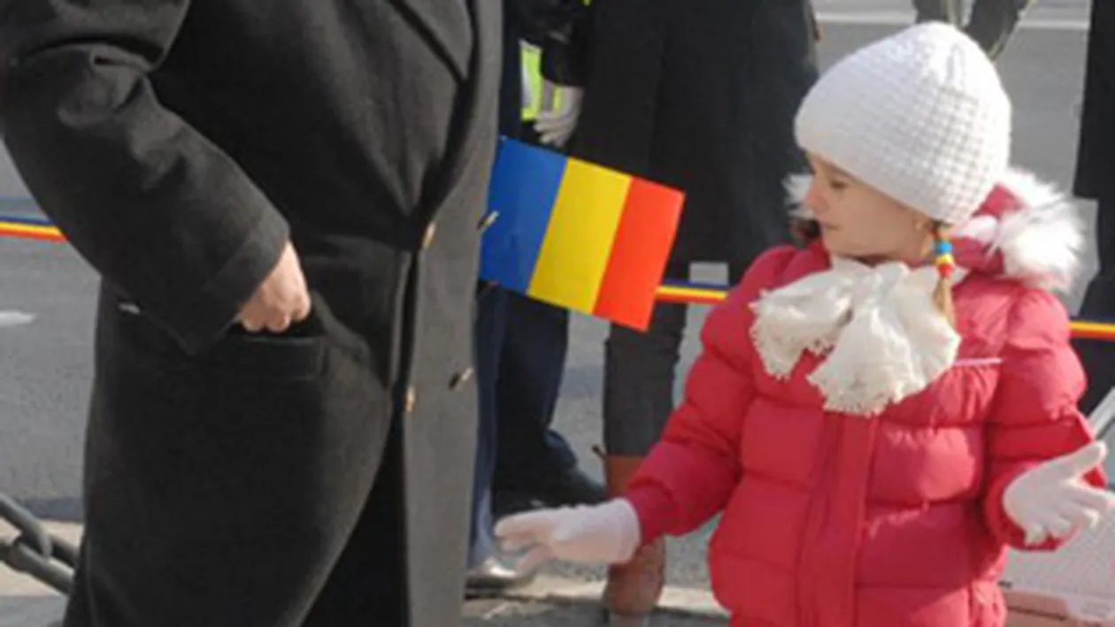 Fetita lui Columbeanu a admirat parada de la Arcul de Triumf. Irinuca si-a prins coditele cu tricolor