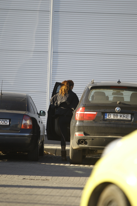 Vedeta se urcă în maşină şi pleacă spre casă