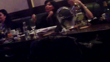 Andreea Banică a făcut-o lată! A băut şampanie şi le-a cântat gratis muzică populară clienţilor unui local!