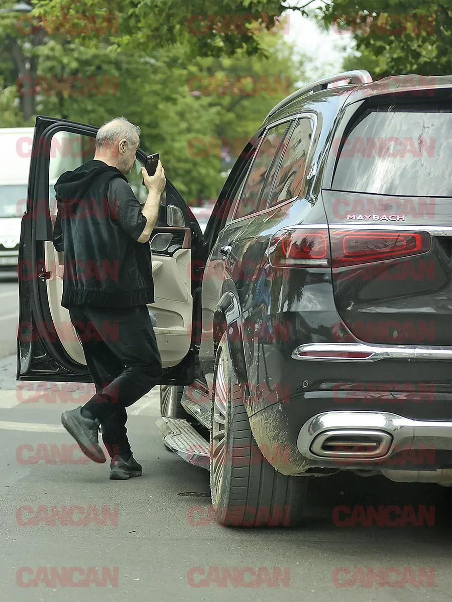 Gigi Becali intră în mașină