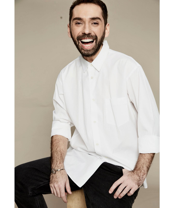 În seria de story-uri de pe Instagram, Adonis Enache susținea că ar fi pătruns în interiorul parfumeriei de pe Dorobanți în interes de "research" (Foto: Instagram)