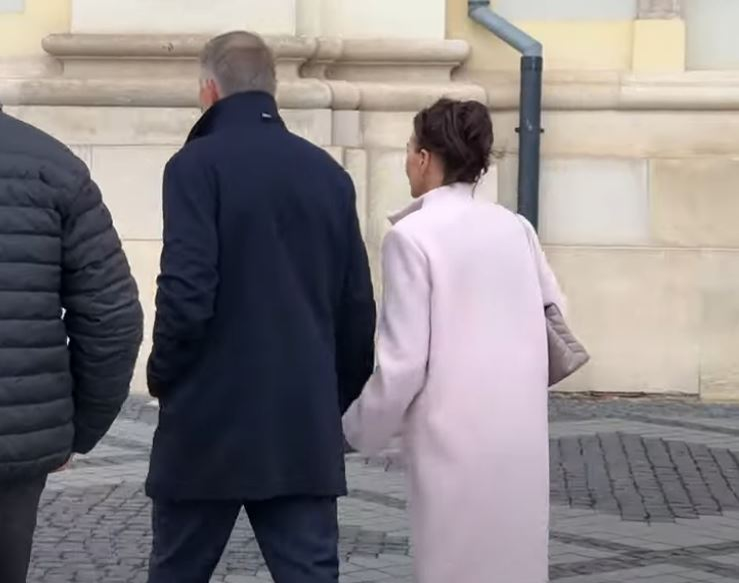 Klaus Iohannis și soția lui. Sursă: Captură CLUJ LIVE TV