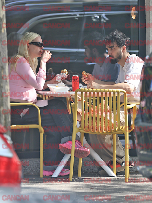 Cântăreața Alexandra Stan la un burger și o cola cu iubitul ei