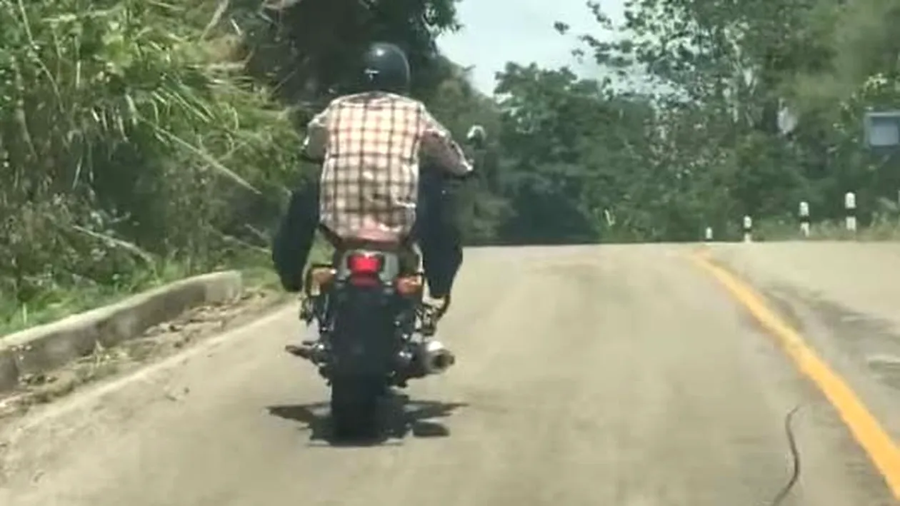 Acest motociclist a fost atacat de către un şarpe care parcă „zboară“ spre el, iar imaginile au devenit virale instant! 