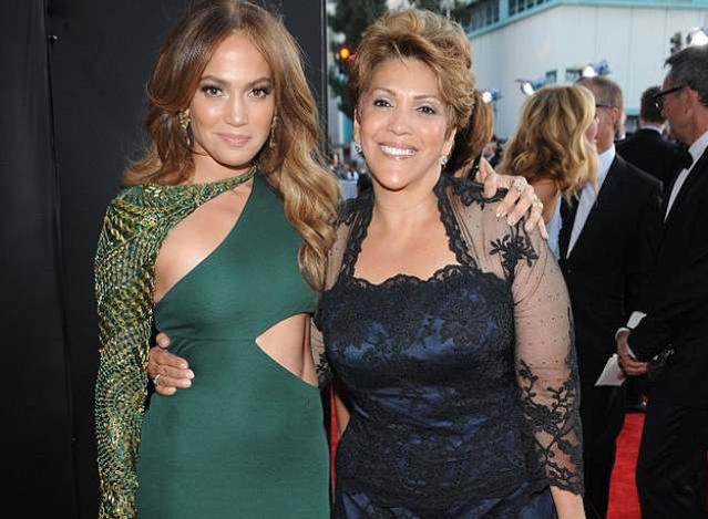 Jennifer Lopez se menține și arată incredibil la 50 de ani. Iat-o la 73 de ani pe mama solistei