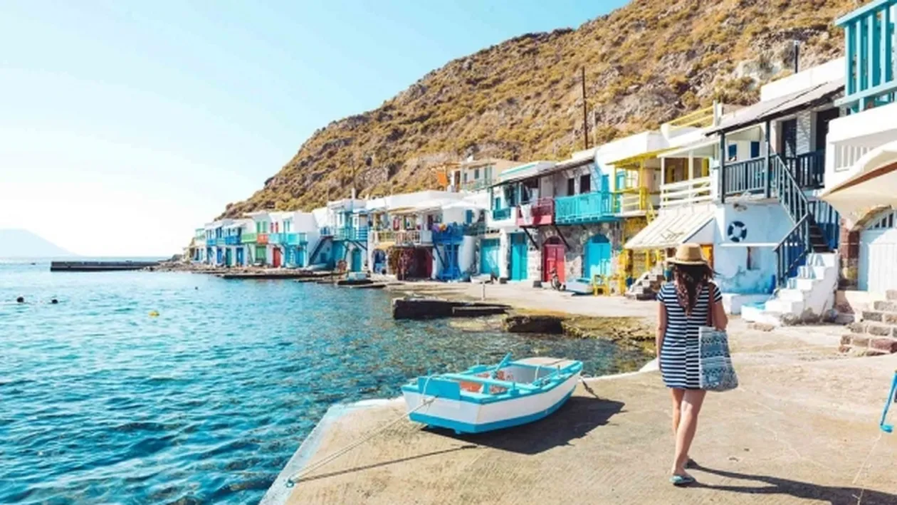 Începe sezonul estival în Grecia! Peste 500 de plaje au fost redeschise sâmbătă. Oamenii au stat la coadă pentru a prinde un loc la malul mării