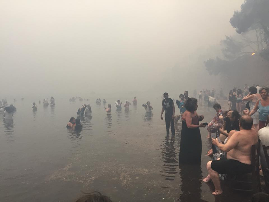 Imagini apocaliptice de la dezastrul din Grecia! Oamenii s-au refugiat în mare