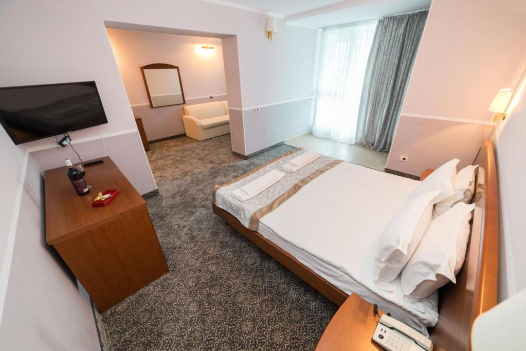 Suma e colosală! Câți lei costă o noapte de cazare în hotelul de 4 stele al lui Cristi Borcea din Mamaia. Micul-dejun, prânzul și cina sunt incluse în preț