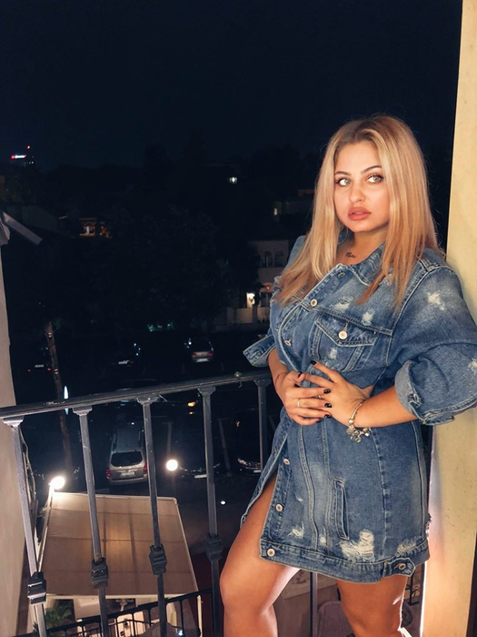 Plușica de la Puterea Dragostei a devenit o zeiță după ce i-au dispărut “colăceii”. Fosta concurentă a show-ului difuzat la Kanal D, poză HOT într-un costum de baie minuscul
