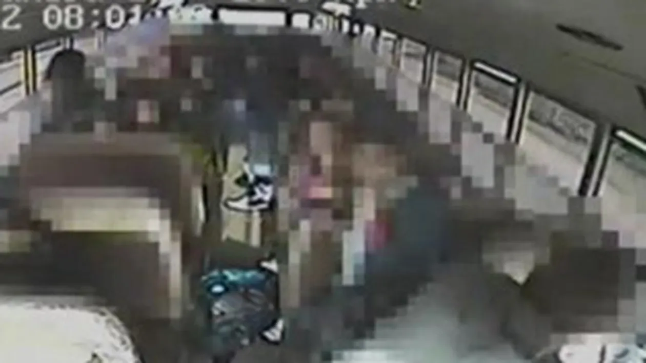 Un baiat de 13 ani, erou in SUA! A sarit sa opreasca autobuzul in care se afla dupa ce soferul a lesinat!