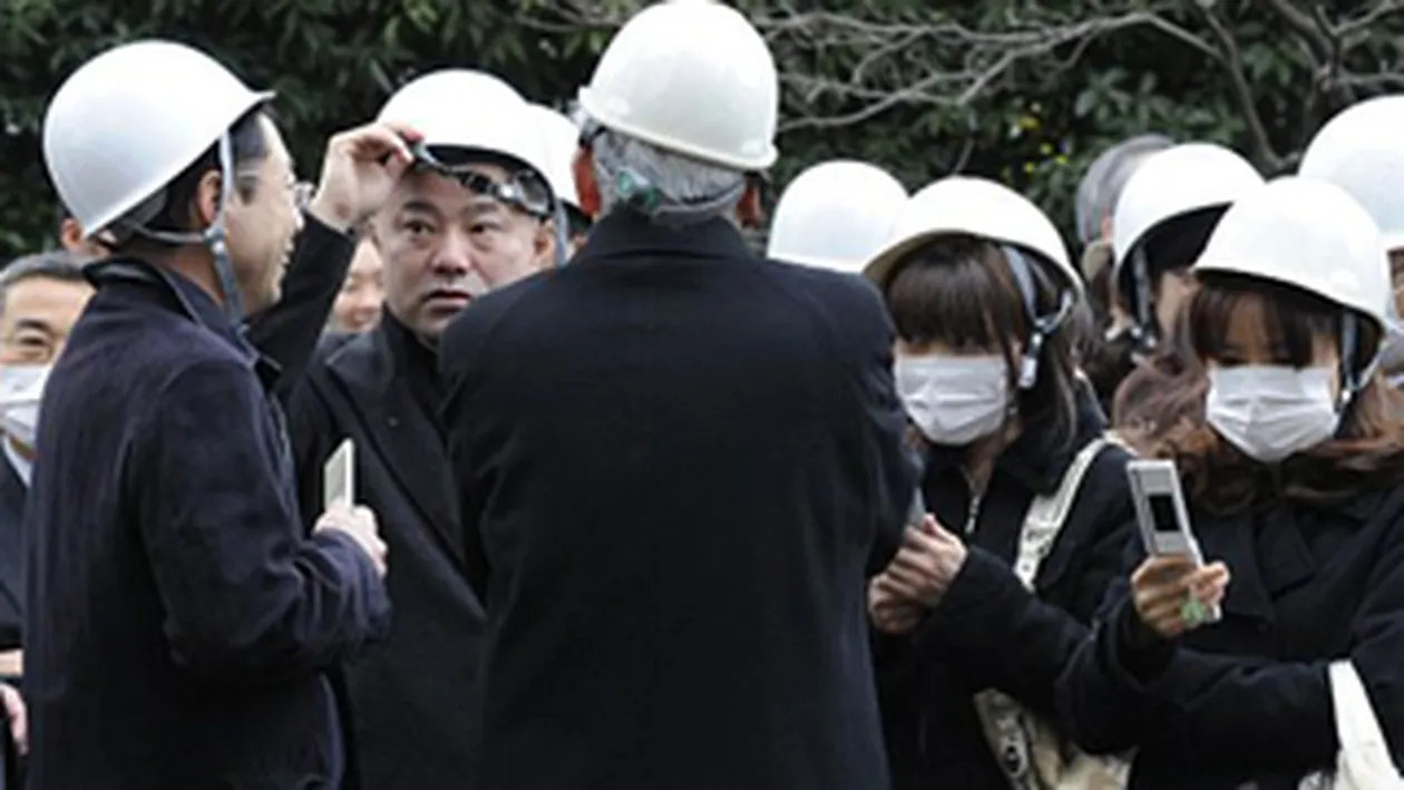 Japonezii se tem de eventuale ploi radioactive, in timp ce Guvernul face apel la calm