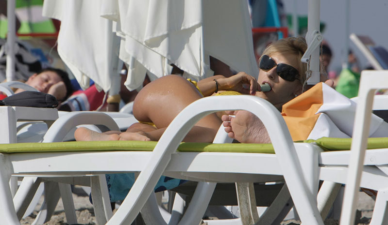 Andreea Balan, incredibil de sexy la mare. Şi-a aranjat slipul sub ochii unui amic, după care a luat strugurelul şi…