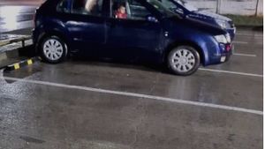 Caz șocant în Prahova. Doi părinți și-au încuiat copilul în mașină noaptea, într-o parcare, și au plecat la cumpărături