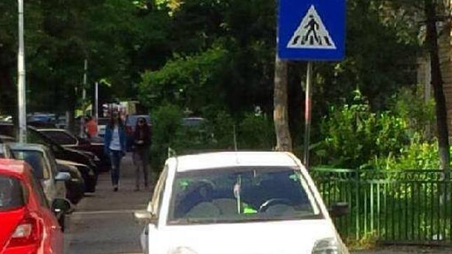 Asta e sigur cea mai tupeista soferita din Bucuresti! Uite unde a putut sa-si traseze locul de parcare! Toti s-au inchinat