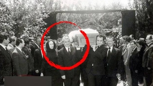 Imagini interzise. Nicolae Ceaușescu, în timp ce își sărută mama moartă în sicriu. De ce n-a vrut s-o înmormânteze pe 7.7.1977