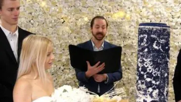 Şocant! O femeie s-a căsătorit cu un covor: Petrec foarte mult timp îngrijindu-l