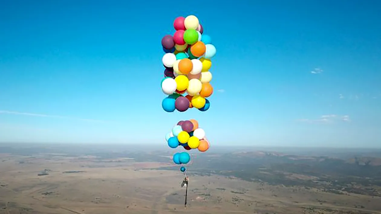 Acest tânăr a zburat cu ajutorul a 100 de baloane şi a unui scaun pliabil după ce s-a inspirat dintr-un film! Imaginile au ajuns virale într-un timp record