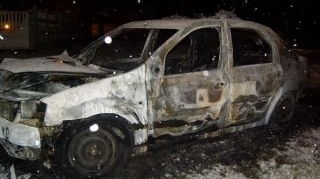 Doi tineri suceveni au fost arestati dupa ce au incendiat o masina a Politiei!