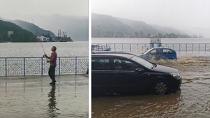 VIDEO incredibil! Un bărbat pescuiește pe faleza din Orșova, după ce o ploaie torențială a inundat toată zona