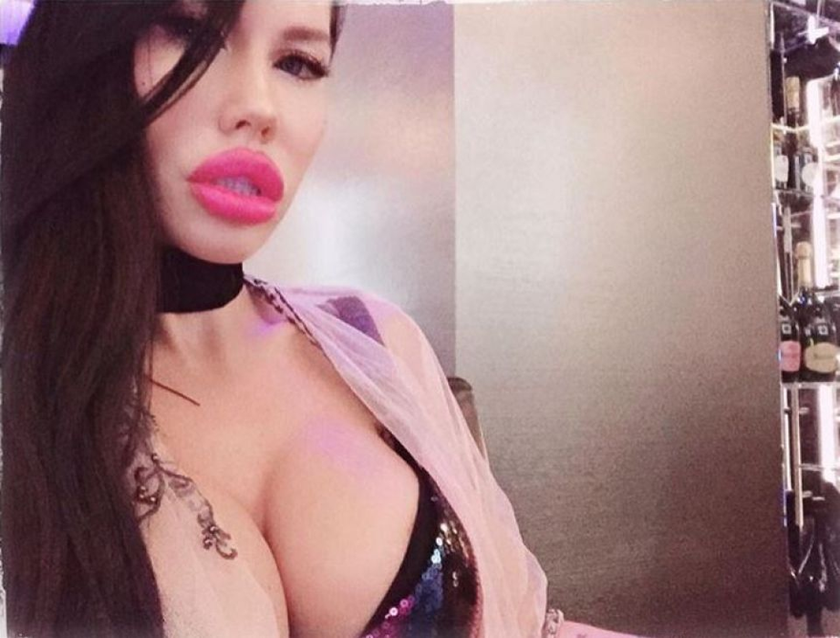Încă o gravidă în showbizul din România! O fostă prezentatoare s-a pozat cu burtica la vedere într-un costum de baie sexy