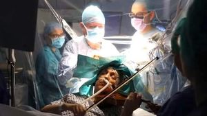 Caz incredibil! O femeie a cântat la vioară în timp ce era operată pe creier