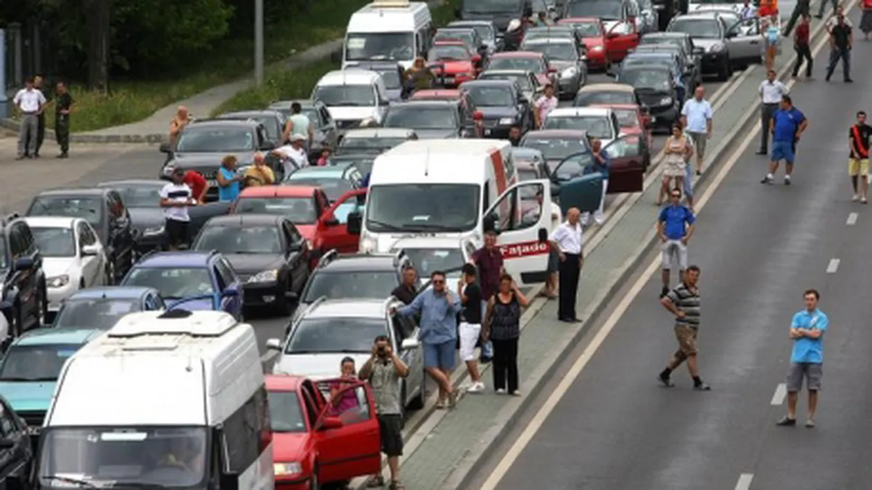 DN1 a fost blocat, după ce două TIR-uri şi-un autocar s-au izbit