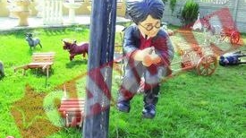 Iisus, Harry Potter si Shrek zambesc din gradinile romanilor